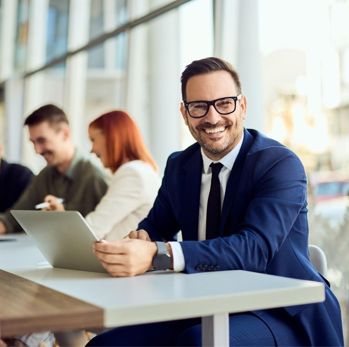 Personas planificando su futuro financiero con Allianz